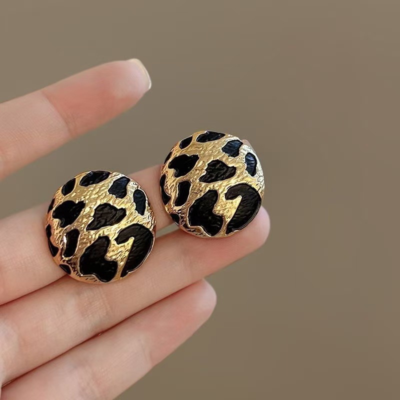Pendientes redondos con estamp - Vintage Fashion Illustrations reseña y precio