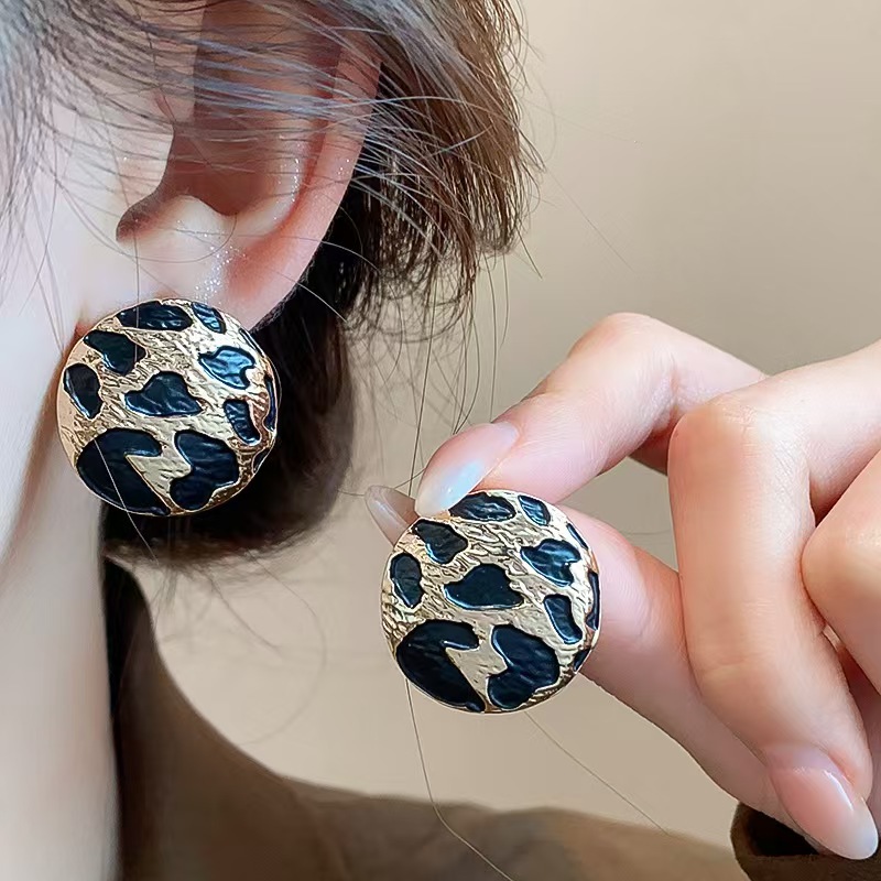 Pendientes redondos con estamp - Vintage Fashion Illustrations reseña y precio